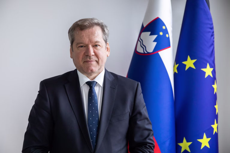 Minister Papič: Z novim šolskim letom bo subvencija bivanja izenačena s štipendijo