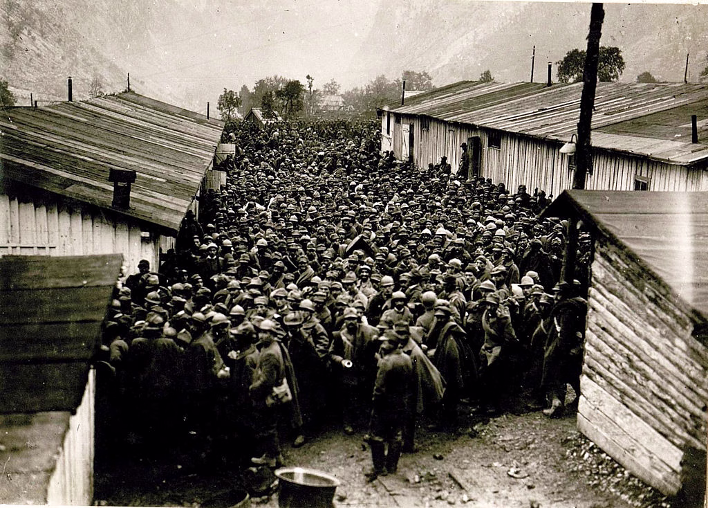 Fotografija italijanskih vojnih ujetnikov po bitki pri Kobaridu