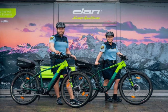 Policisti z električnimi kolesi Policisti z električnimi kolesi