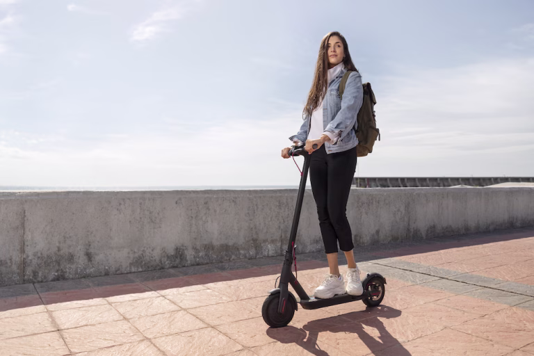 Zakaj so električni skiroji tako priljubljeni med mladimi?