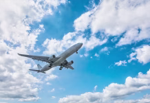 Izumili gorivno celico, ki je lahko ključ do električnih letal Commercial airplane flying in blue sky. Shoot in clear weather