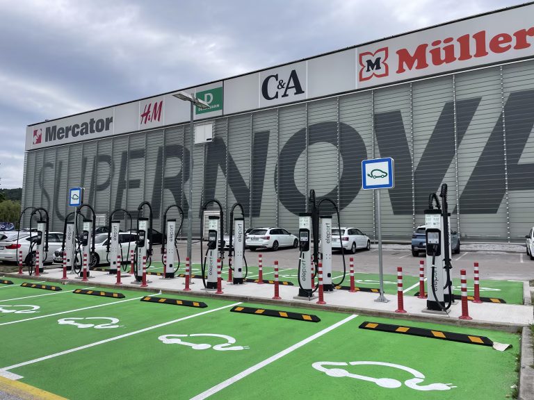 Nakupovalni center Supernova Ljubljana Rudnik z 12 novimi električnimi polnilnicami
