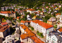 Najboljši sladoled v Idriji: kam po poletno osvežitev v mestu čipk in rudarske dediščine? Aerial cityscape of Slovenian town Idrija