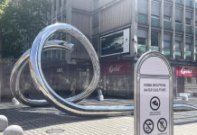 Fontana, ki deli mnenja: Ljubljančani kritični, turisti navdušeni Vodna skulptura pri Nami Foto: Jan Nebec