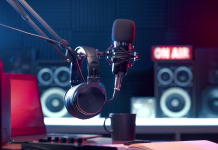 Tako je Slovenija prepričala balkansko megazvezdo Professional microphone and headphones at the radio station, entertainment and communication concept