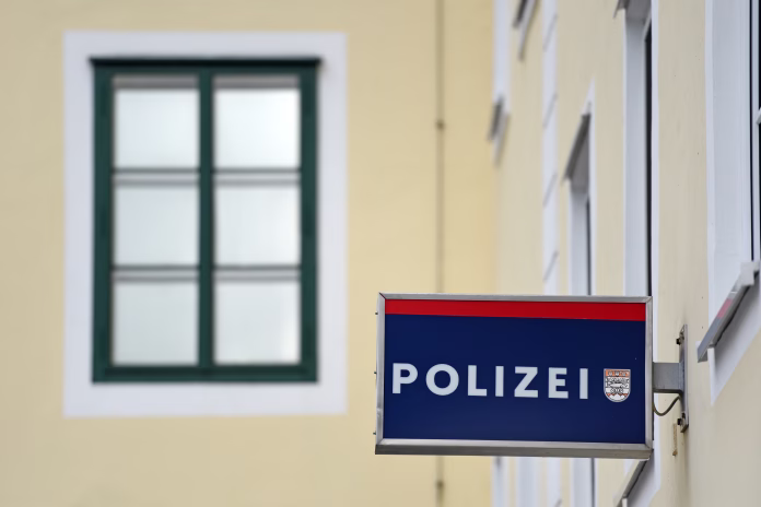 schild-der-stadtpolizei-in-gmunden-osterreich-sign-of-the-city-police-in-gmunden-austria-stockpack-istock Schild der Stadtpolizei in Gmunden (Österreich) - Sign of the city police in Gmunden (Austria)