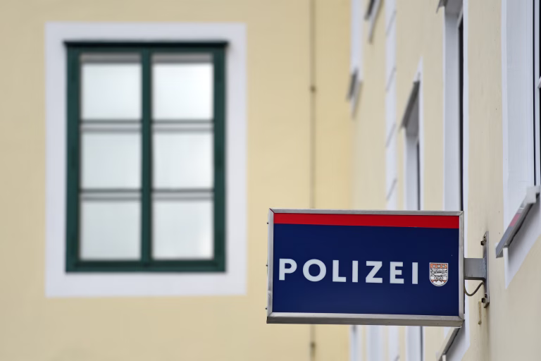 Schild der Stadtpolizei in Gmunden (Österreich) - Sign of the city police in Gmunden (Austria)