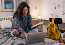 Vpis v dijaški dom 2026/27: Pomembni datumi, ki jih je treba vedeti Teenage girl is studying on the bed