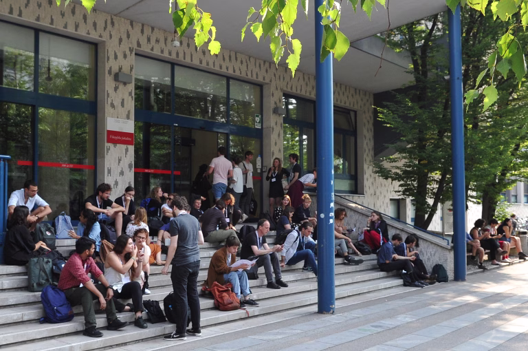 »Tudi na FiloFaksu programiramo« – Študentka bibliotekarstva o knjigah, študiju in sanjski službi
