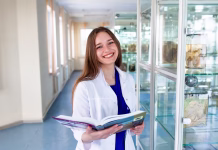 Na voljo 100 štipendij za študente in dijake medicine, farmacije in zdravstveno nego A student of the medical university in the anatomical museum. A future nurse in the office of a nursing school.