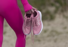 Po koliko kilometrih moramo zamenjati tekaške superge? Close up of sporty woman holding her pink shoes