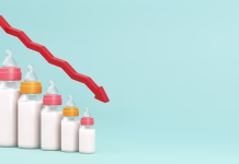 Ljudje imajo vedno manj otrok: Je to res konec sveta? Fertility decline concept. Depopulation, demographic crisis. Baby bottles in the form of graph and down arrow. Empty space for text. 3d illustration.