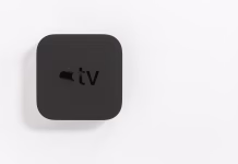 Apple TV+ podražil naročnino – kaj to pomeni za slovenske uporabnike? ROSTOV-ON-DON, RUSSIA - DECEMBER 20, 2018: New Apple TV media streaming player microconsole by Apple Computers - not isolated on white.