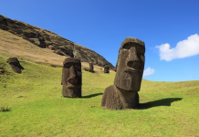 Presenetljiva najdba znanstvenikov na Velikonočnem otoku Two mysterious Moai statues on the hill in Easter Island
