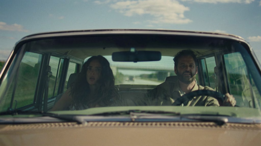 Adria Arjona in Kyle Marvin v filmu Razhod