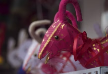 Za koze po kitajskem horoskopu so najbolj primerni ti znaki A lantern in the shape of a pink goat, for the Chinese lantern festival in the new year.