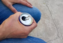Uvaja se prepoved energijskih pijač za mlajše od 16 let A man holds an aluminum can with a drink, close-up.