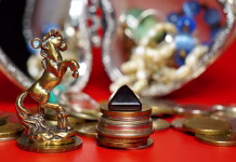 Ti znaki so najbolj kompatibilni z znakom konja! A metal horse figure with coins and a small pyramid.