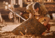 Največja arheološka odkritja v letu 2025 Archaeological Digging Site: Great Male Archeologist Work on Excavation Site, Carefully Cleaning, Lifting Newly Discovered Ancient Civilization Cultural Artifact, Historic Clay Tablet, Fossil Remains