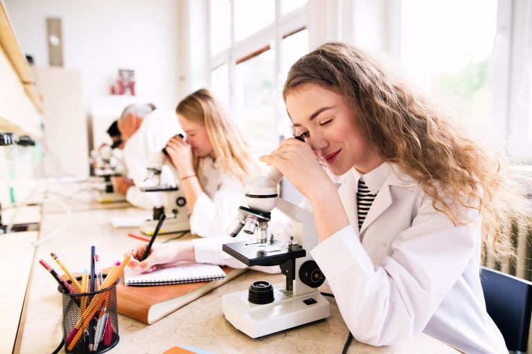 Mesec znanosti 2025: Kratek pregled dogajanja