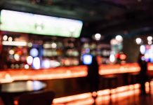 Vrača se legendarni in kultni lokal v prestolnici blurred defocused bartender counter abstract background