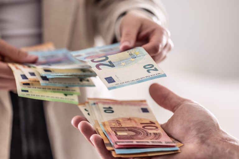 Bodo tudi pri nas ukinili gotovinsko poslovanje na bankah?