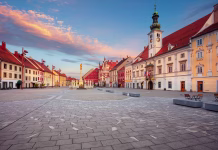 Maribor dobiva nov električni mestni vlakec Cityscape image of Maribor, Slovenia with the Main Square and the Town Hall at summer sunrise.