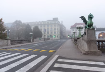 Ima Ljubljana dober zrak? Raziskava kakovosti zraka pravi … Famous dragon bridge statue in ljubljana, slovenia, on a foggy morning