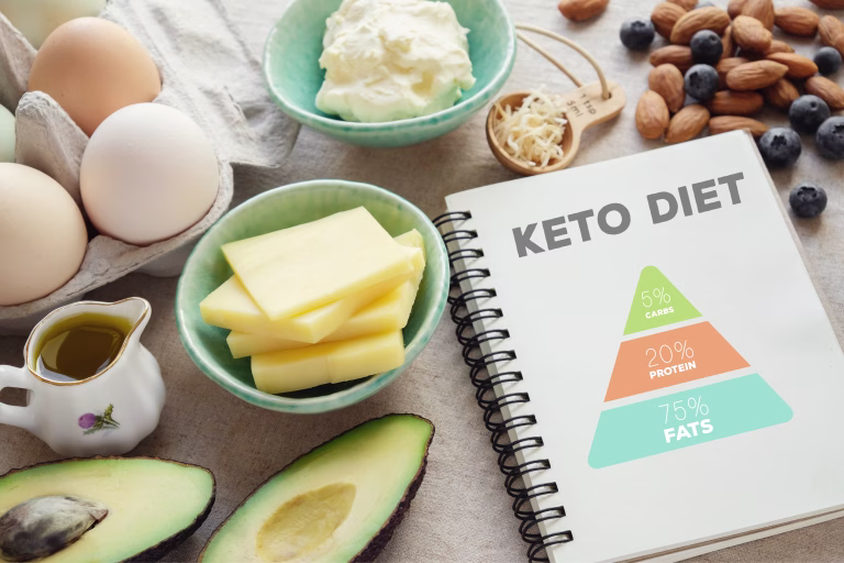 Je keto dieta seksistična? Na moške vpliva povsem drugače kot na ženske