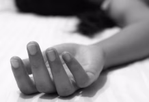 Nova droga v Sloveniji, nevarni lističi na mariborski avtobusni postaji Picture of a numb hand of a woman showing death or unconsciousness