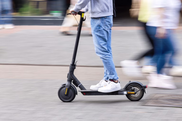 62-letnik na Bledu pijan vozil e-skiro