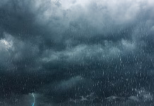 Močni nalivi in nevihte pred vrati: izdano oranžno opozorilo raining season. summer storm, dark sky cloudy heavy rain with thunder strike, weather in rainy season