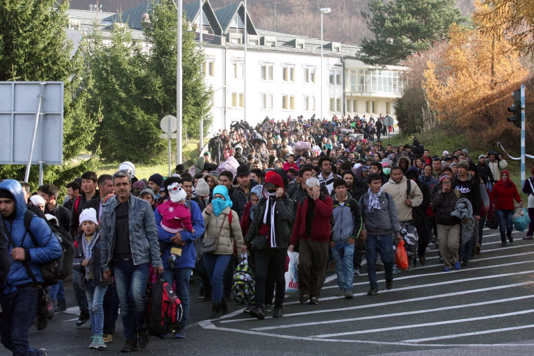 Lidiji Mavretič, nekdanji vinski kraljici in materi štirih otrok, sodijo zaradi prevažanja migrantov