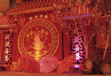 Za opice po srcu in kitajskem horoskopu – S temi ljudmi se razumete najbolje symbol sign of the year of the lunar rabbit with various ornaments such as colorful umbrellas