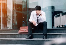 Tako velika razlika je v slovenski plači, če imaš narejen faks ali ne Unemployed Tired or stressed businessman sitting on the walkway after work Stressed businessman concept