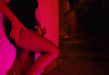 V Sloveniji novačijo dekleta za OnlyFans, podjetje pa iz Bosne Woman in fishnet stockings waiting at night street