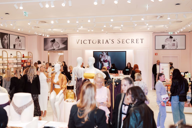 Končno! Trgovina Victoria’s Secret odprla svoja vrata!