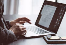 Top 3 aplikacije za zapiske Businessman working on laptop and analysing the financial information at his office. Close up of male hands typing on computer keyboard