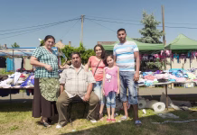 Romi v Sloveniji živi 20 let manj od povprečja – 10 dejstev o slovenskih Romih Dombovar, Hungary - July 12, 2015: Gypsies in a Sunday marketplace in Dombovar