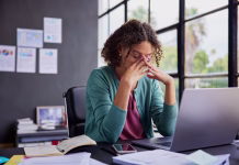 To se zgodi, če spijemo manj kot liter in pol vode dnevno Exhausted businesswoman feeling stressed, holding her head while working on a laptop. Professional african american woman has terrible migraine while managing tasks in office with copy space. Overwhelmed businesswoman feeling tired and frustrated after read a bad news on financial market, overworked and burnout concept.
