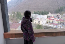 Poročilo za boj proti rasizmu in nestrpnosti: Razmere Romov v Sloveniji so izjemno težke, nujni so ukrepi Isolated person exploring the inside of an hollow abandoned room