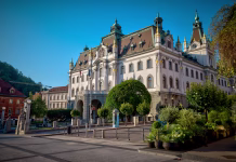 Podeljene Prešernove nagrade za študente: to so prejemniki Ljubljana, Slovenia – July 14, 2025: The grand Neo-Renaissance façade of the University of Ljubljana’s central building glows in the morning light. Located in the heart of the old town.