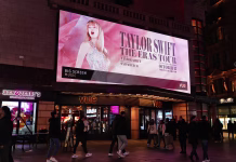 Oboževalci Taylor Swift zahtevajo pojasnilo glede domnevne uporabe AI v promocijskih videih London England UK - October 2023: Vue Cinema London - West End (Leicester Square) is advertising The cultural phenomenon "Taylor Swift: The Eras Tour" concert & musical movie in central London, UK. 
Location: Leicester Square is a pedestrianised square in the West End of London, England. Cranbourn Street, London: "Taylor Swift: The Eras Tour" Concert Movie Poster, Vue Cinema London - West End (Leicester Square) Central London, West End of London, England, United Kingdom, Britain Europe...