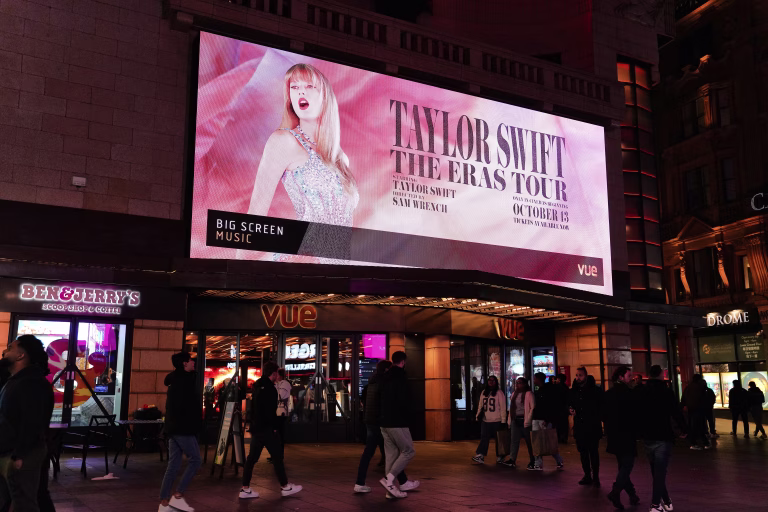 Oboževalci Taylor Swift zahtevajo pojasnilo glede domnevne uporabe AI v promocijskih videih