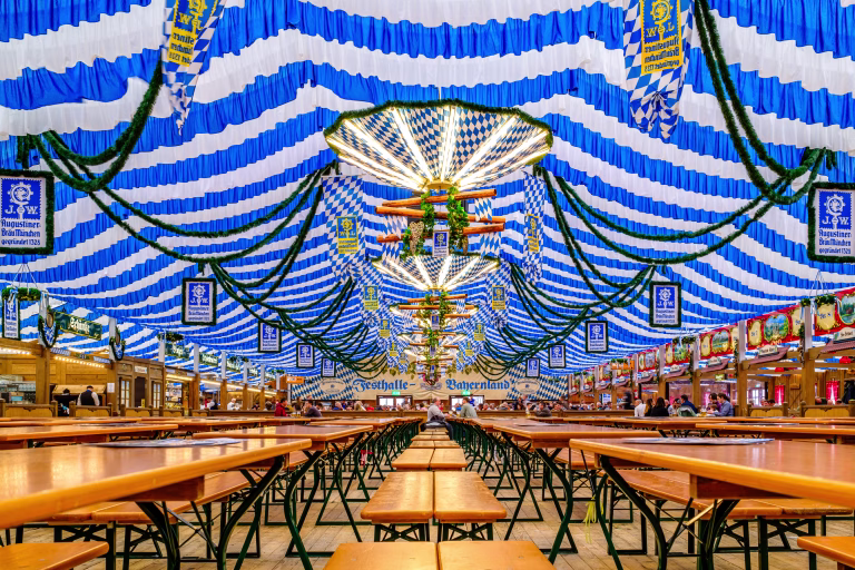 Manj piva, več težav: Oktoberfest se po jubilejnem letu sooča z izzivi