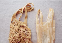 Za manj odpadne plastike zamenjaj te produkte Reusable cotton shopping bag and plastic bag, plastic free and zero waste concept