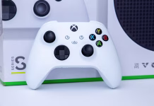 Ali bo Microsoft res ukinil Xbox konzole? São Paulo, Brazil - 03, 2022:  White controller of new video game console Xbox Series S. On white background.