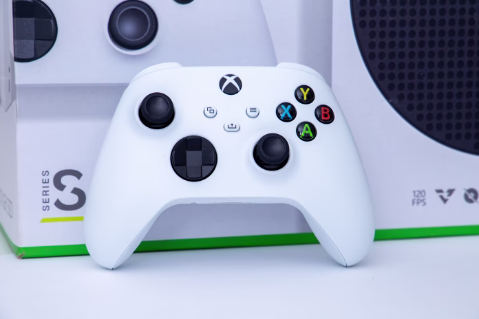 sao-paulo-brazil-03-2022-white-controller-of-new-video-game-console-xbox-series-s-on-white-background-stockpack-istock São Paulo, Brazil - 03, 2022: White controller of new video game console Xbox Series S. On white background.