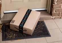Bezosovo podjetje napovedalo odpuščanje do 30 tisoč zaposlenih Sydney, Australia - 2021-10-30 Amazon prime box delivered to a front door of residential building. Black Friday Cyber Monday Christmas Sale Prime Day