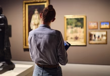 Kateri so najbolj obiskani muzeji na svetu? Visitor in historical museum looking at art object.